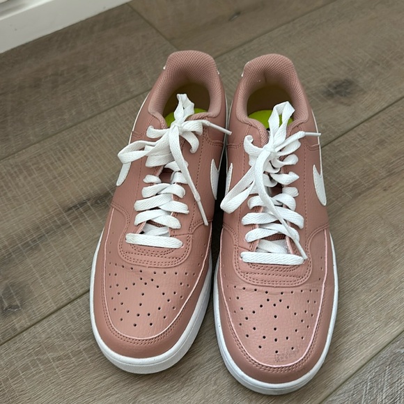 Rose women’s nike sneakers. Size 9.5 - Picture 1 of 4